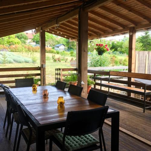 une table et des chaises en bois sur une terrasse dans l'établissement 