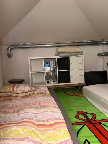 レイキャビクにあるStylish 4BD spacious, great view.のベッド2台付きのドミトリールームとベッド1台付きの部屋があります。