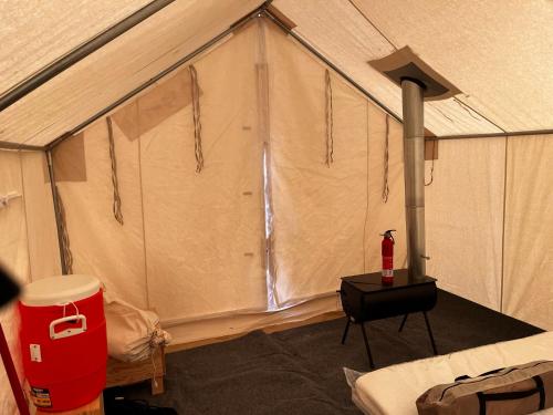 namiot z hydrantem pożarowym w pokoju w obiekcie Open Sky w mieście Cumberland