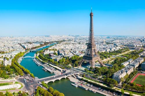 an aerial view of the eiffel tower and the river seine at Duplex Cosy 6 personnes - Parking Gratuit - 15 min Centre de Paris Metro 13 in Asnières-sur-Seine