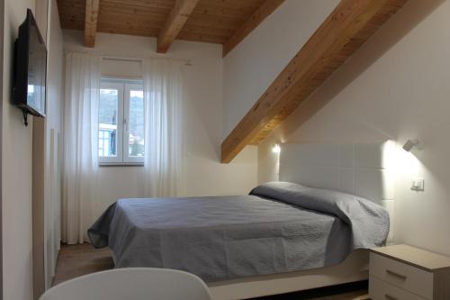 Schlafzimmer mit einem Bett und einem Fenster in der Unterkunft Annabella’s home in Agropoli
