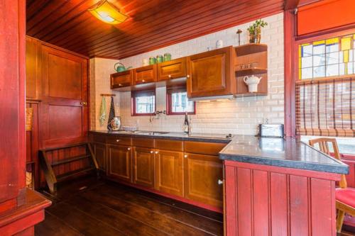 Kuchyň nebo kuchyňský kout v ubytování Houseboat Amstel River Studio