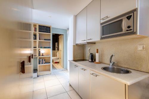 kuchnia ze zlewem i mikrofalówką w obiekcie Arthome Acropolis View w Atenach