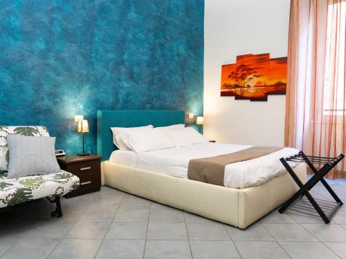 una camera da letto con un letto e una sedia di Salotto Piramide a Roma