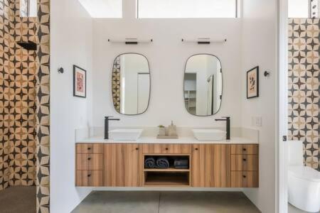 Bilik mandi di Desert Diamond- Joshua Tree Cowboy Pool and Spa