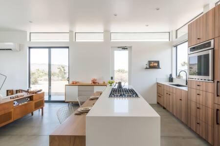 Dapur atau dapur kecil di Desert Diamond- Joshua Tree Cowboy Pool and Spa