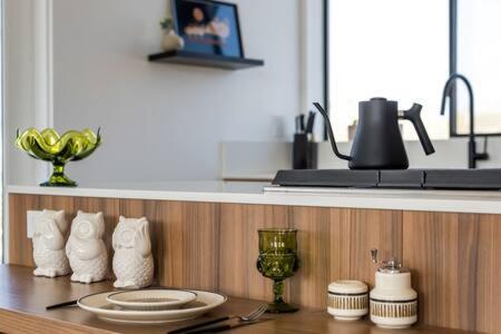 Dapur atau dapur kecil di Desert Diamond- Joshua Tree Cowboy Pool and Spa