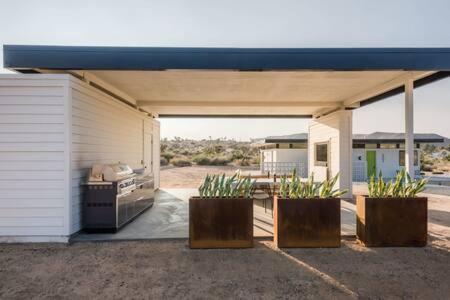 Balkoni atau teres di Desert Diamond- Joshua Tree Cowboy Pool and Spa