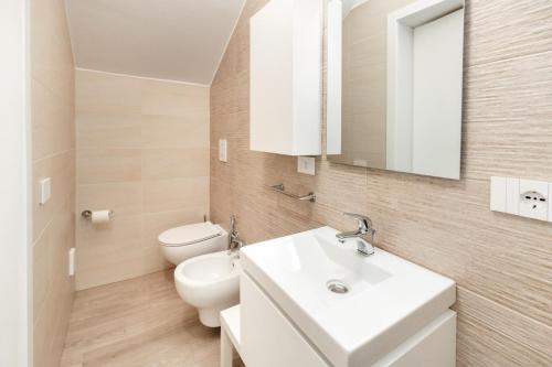 ein Badezimmer mit einem weißen Waschbecken und einem WC in der Unterkunft Le Balille - Po in Santeramo in Colle