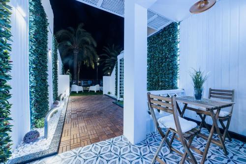 a patio with a table and chairs and plants at HOSTAL LUXURY NIT I DIA in Altea