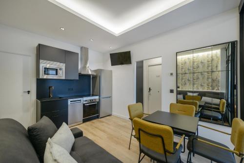 GRAN VIA capitals, by MONARO