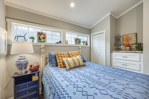 een slaapkamer met een bed met een blauw dekbed bij Vilonia Country Cabin with Grill, Fire Pit and More! 