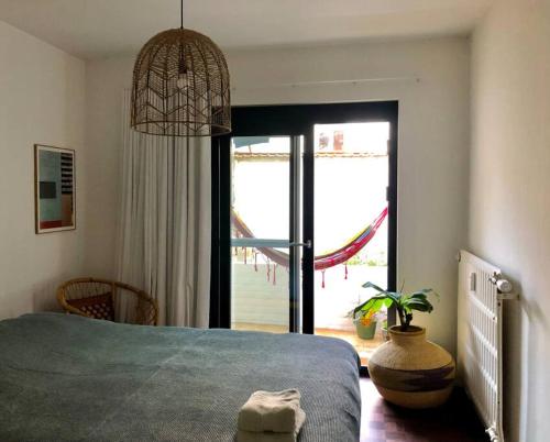 Postel nebo postele na pokoji v ubytování Jaren 60 appartement op boogscheut van de zee