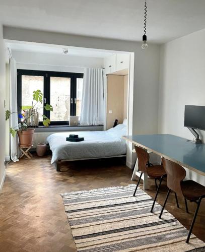 Postel nebo postele na pokoji v ubytování Jaren 60 appartement op boogscheut van de zee