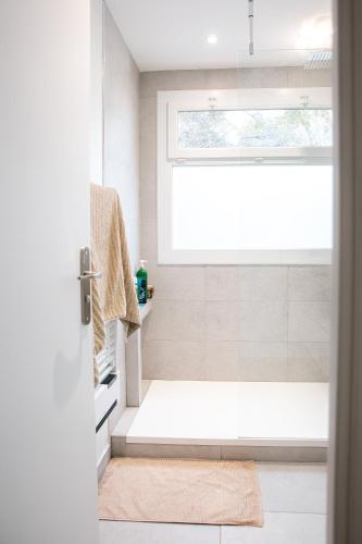 La salle de bains est pourvue d'une baignoire et d'une fenêtre. dans l'établissement Appartement Résidence Villeneuve, à Villeneuve-lès-Avignon