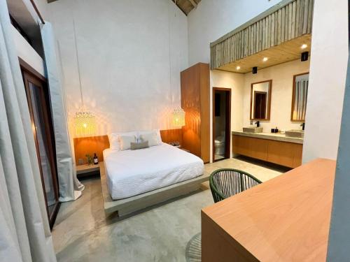 1 dormitorio con cama blanca y baño en Jurema Dourada, en Beberibe
