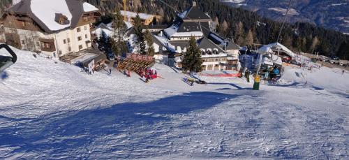 a group of people skiing down a snow covered slope at Sonnleitn AlpinWell Appartment (Ski in&out + Wellness) in Hermagor