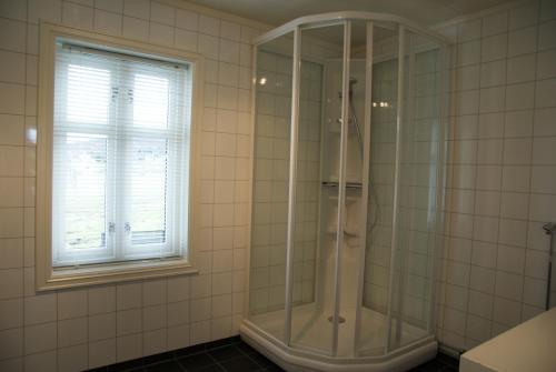 Een badkamer bij Larseng Kystferie