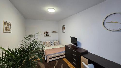 1 dormitorio con 1 cama y reloj en la pared en Duże pokoje w nowoczesnym stylu en Kielce