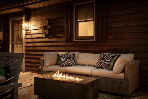a living room with a couch and a fire pit at Shenandoah dog friendly cabin with river access, hot tub, fire pit, BBQ, outdoor dining in Shenandoah