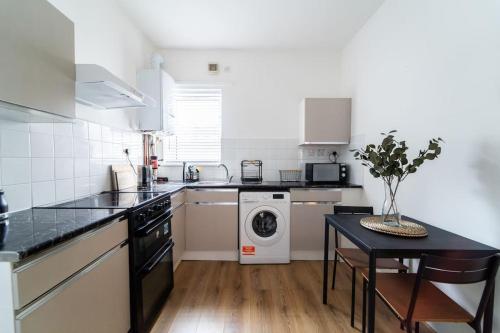 Lovely 2 Bedroom Apartment - 5 mins walk Elizabeth Line