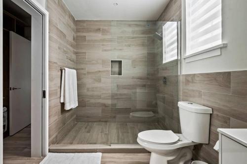 La salle de bains est pourvue d'une douche et de toilettes. dans l'établissement Chesapeake Place @ Palm Cay Resort, à Nassau