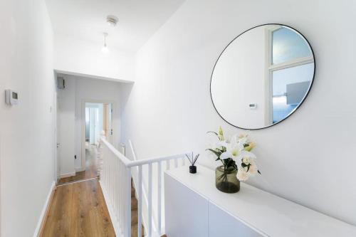 Lovely 2 Bedroom Apartment - 5 mins walk Elizabeth Line