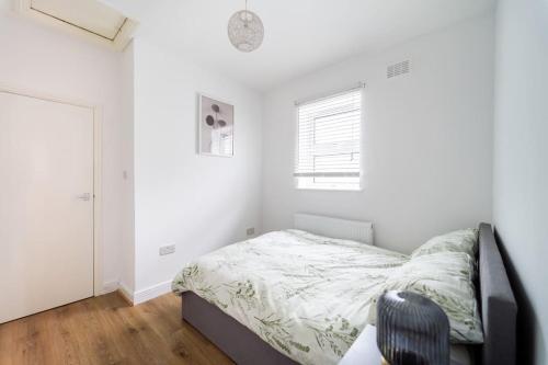 Lovely 2 Bedroom Apartment - 5 mins walk Elizabeth Line