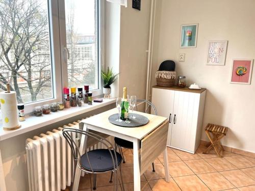 uma cozinha com mesa e cadeiras e uma janela em Bratislava Lovely Old Town Apartment em Nivy