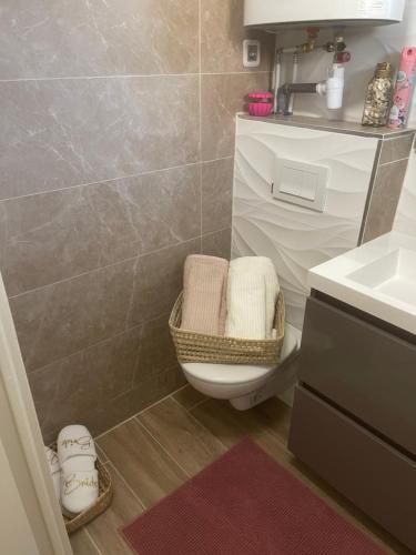 une salle de bain avec toilettes et lavabo dans l'établissement Appartement Seyana - Agréable avec jardin et grande Véranda - Proche mer, à Cagnes-sur-Mer