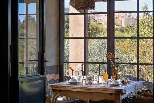 ein Badezimmer mit Waschbecken und großem Fenster in der Unterkunft Agriturismo San Martino in Montepulciano