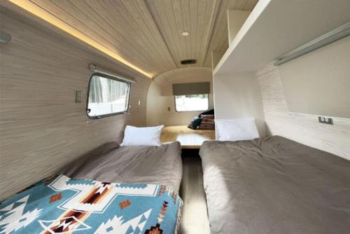 Habitación pequeña con 2 camas en un remolque en LUCY RESORT - Vacation STAY 77594v 