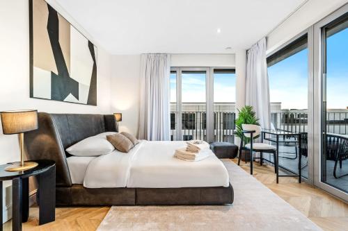 um quarto com uma cama e uma varanda em Stylish 3BR Apt - Heart of Luxembourg - Jacuzzi no Luxemburgo