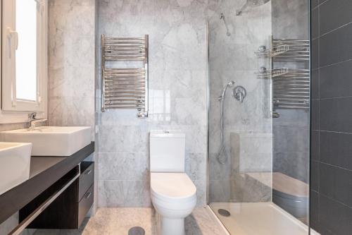 ein Badezimmer mit Toilette, Dusche und Waschbecken in der Unterkunft Gemelos 28-16D Deluxe Apartment Levante Beach in Benidorm