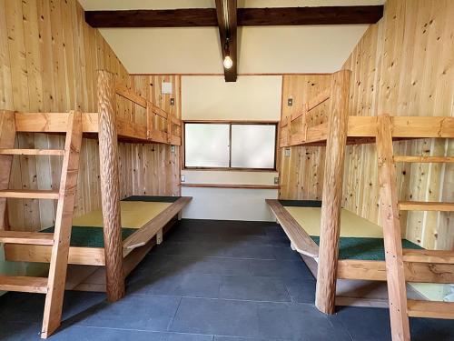 um quarto com 2 beliches e uma janela em Iiji Tent Mura - Camp - Vacation STAY 76594v em Ena