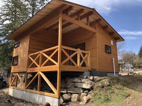 Duża drewniana stodoła z kupą kamieni w obiekcie Iiji Tent Mura - Camp - Vacation STAY 76594v w mieście Ena