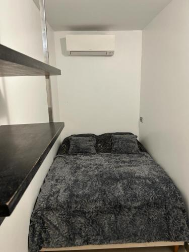 une chambre avec un lit dans une pièce blanche dans l'établissement Appartement Seyana - Agréable avec jardin et grande Véranda - Proche mer, à Cagnes-sur-Mer