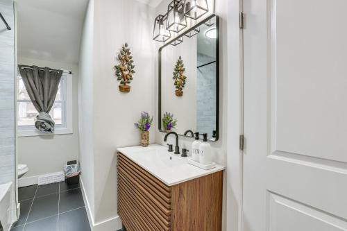 een badkamer met een wastafel en een spiegel bij 2-Story Lawnside Home 13 Mi to Dtwn Philadelphia! 