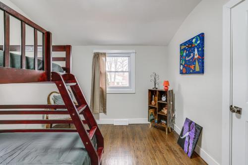 een slaapkamer met een stapelbed en een raam bij 2-Story Lawnside Home 13 Mi to Dtwn Philadelphia! 