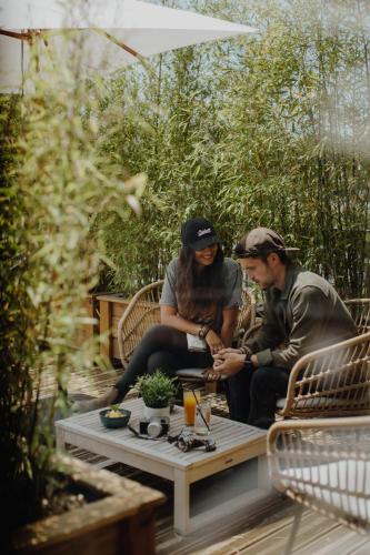 a man and a woman sitting on a table at HEJMO in Hossegor