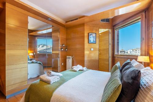 1 dormitorio con cama y ventana grande en Apartamento Alminar, en Granada
