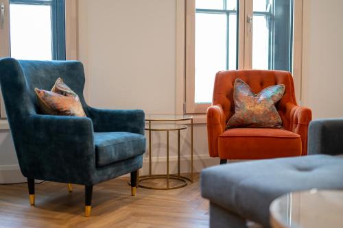 2 sillas y una mesa en la sala de estar en Kilkenny Suites, en Kilkenny