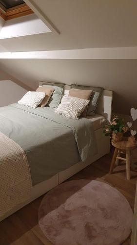 1 dormitorio con 1 cama grande y ventana en Petite bulle de Saint Remacle, en Stavelot