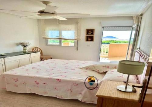 1 dormitorio con cama, mesa y ventana en Marinesco 2, 3 bedroom, 2 bathroom apartment, La Manga LMHA06, en San Blas