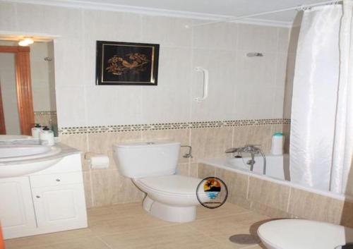 uma casa de banho com um WC, uma banheira e um lavatório. em Marinesco 2, 3 bedroom, 2 bathroom apartment, La Manga LMHA06 em San Blas