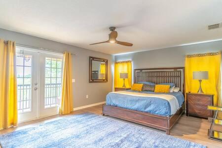 Schlafzimmer mit einem Bett und einem Deckenventilator in der Unterkunft Pool Home with Themed Bedrooms & a Fun Room in Davenport