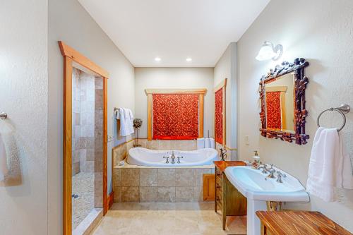 ein Badezimmer mit einer Badewanne und einem Waschbecken in der Unterkunft Rocky Top Retreat in Sapphire