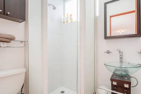 uma casa de banho com um lavatório de vidro e um WC. em Upscale Polanco, 24 7 Security, Walk to Shopping! em Cidade do México