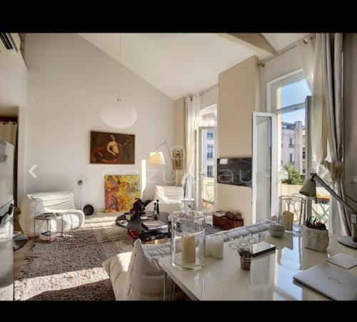 un salon avec un canapé et une table dans l'établissement CANNES DUPLEX CROISETTE FESTIVAL 5 et 6 VOYAGEURS, à Cannes