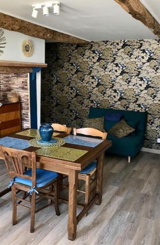 une salle à manger avec une table et des chaises en bois dans l'établissement Maison de campagne : « Après moi » / Baie de Somme, à Lanchères